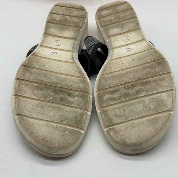 St. John's Bay  Memory Foam Footbed Gray Black Thong Sandal Size 11 FFT6853 - Picture 5 of 6